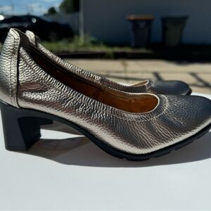 Clark’s matte silver Block Heel Pumps with Textured leather Upper like new sz 6